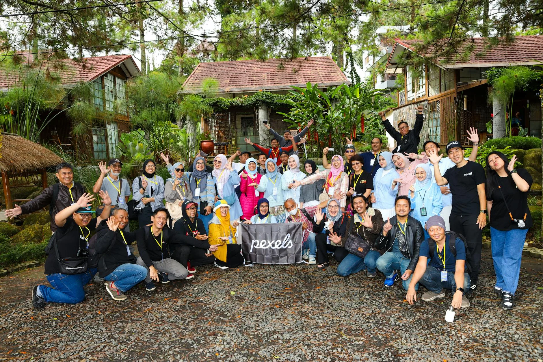 Tim peserta mengikuti outbound training seru di area hijau Puncak , memperkuat kerja tim dan kepemimpinan.