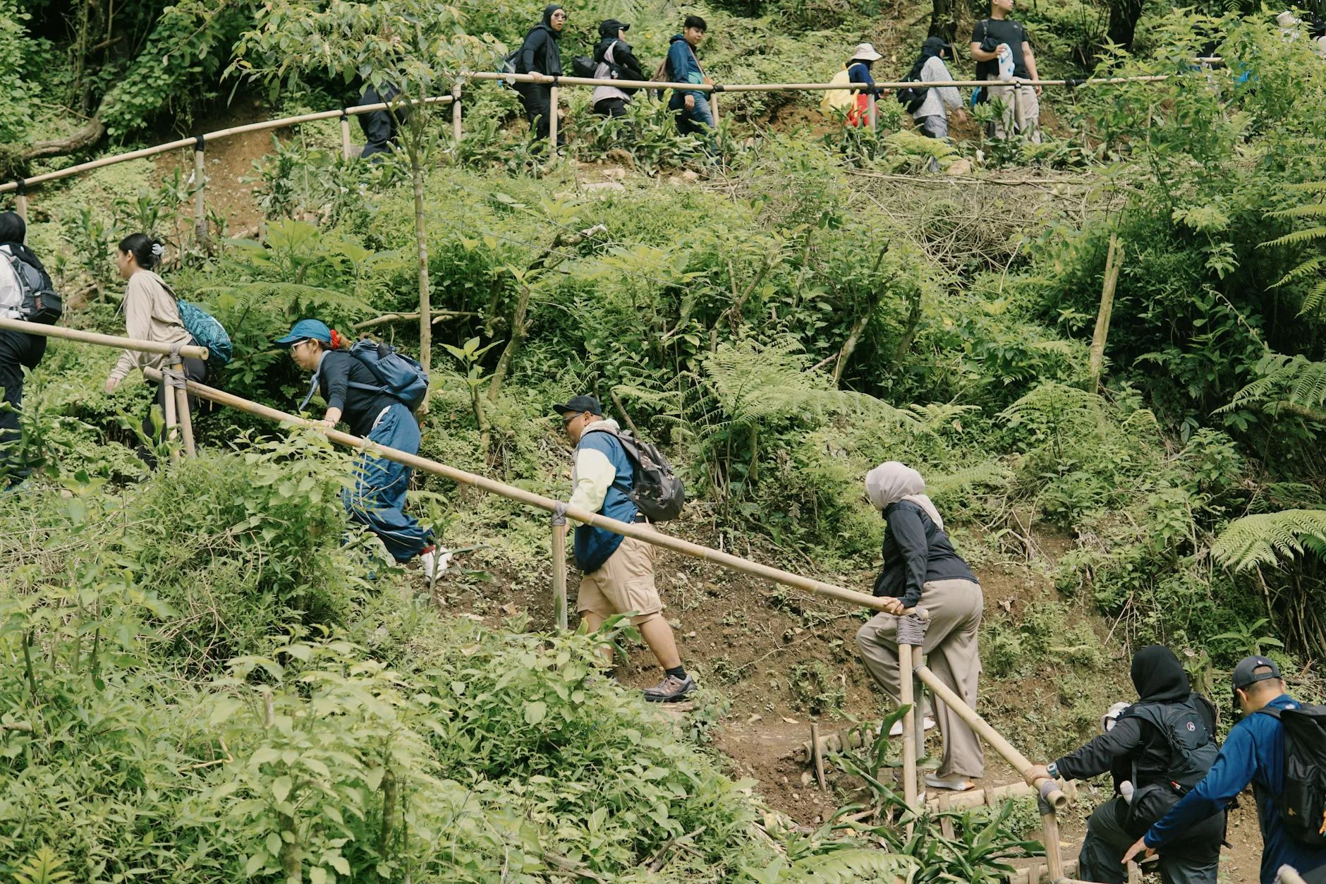 Outbound transformasional 1 hari dengan aktivitas tim building seru di alam terbuka, meningkatkan kolaborasi dan motivasi