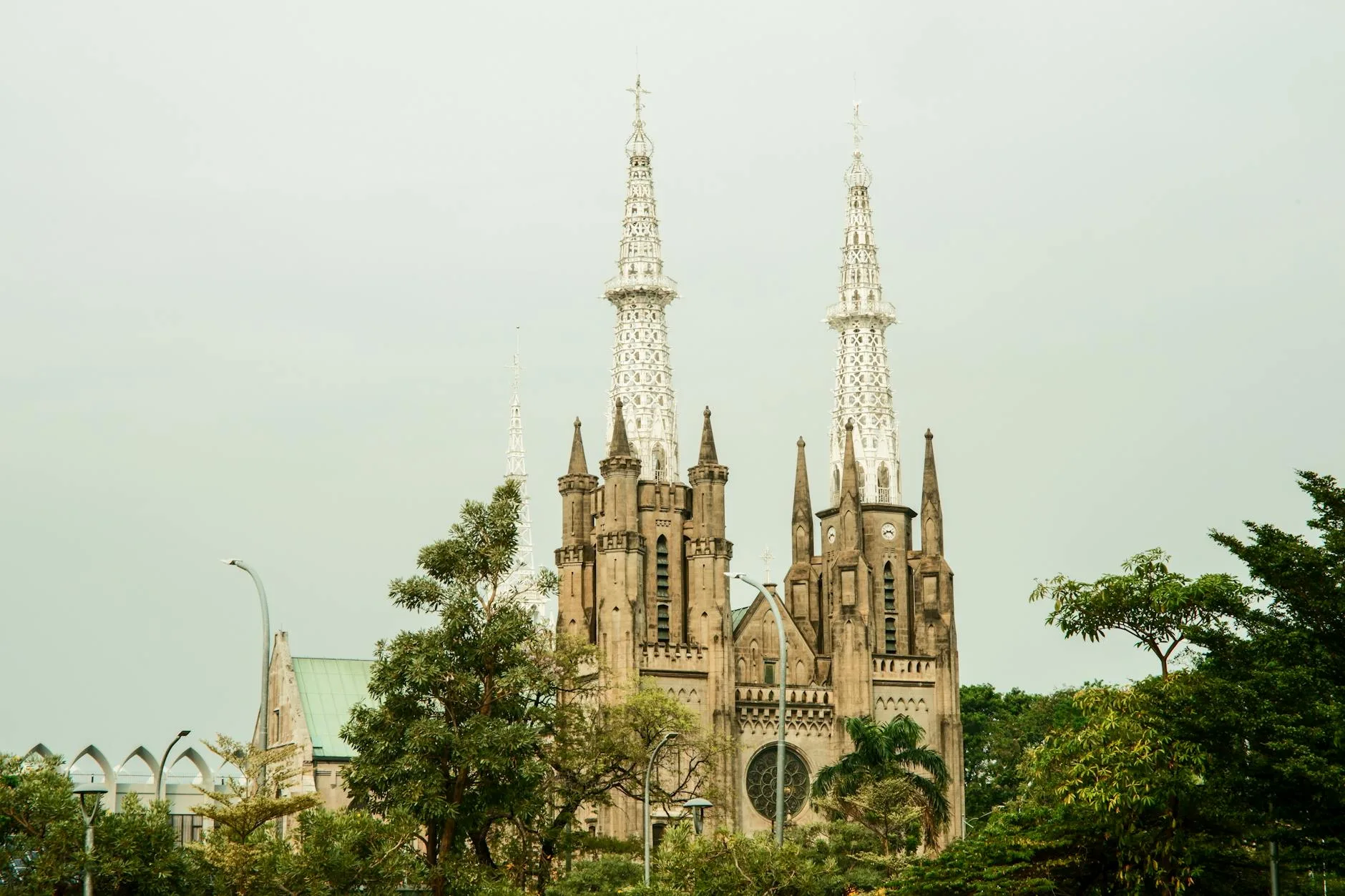 Gereja Katedral Bogor yang megah, destinasi foto wisata religi di Sentul Bogor dengan arsitektur kolonial.