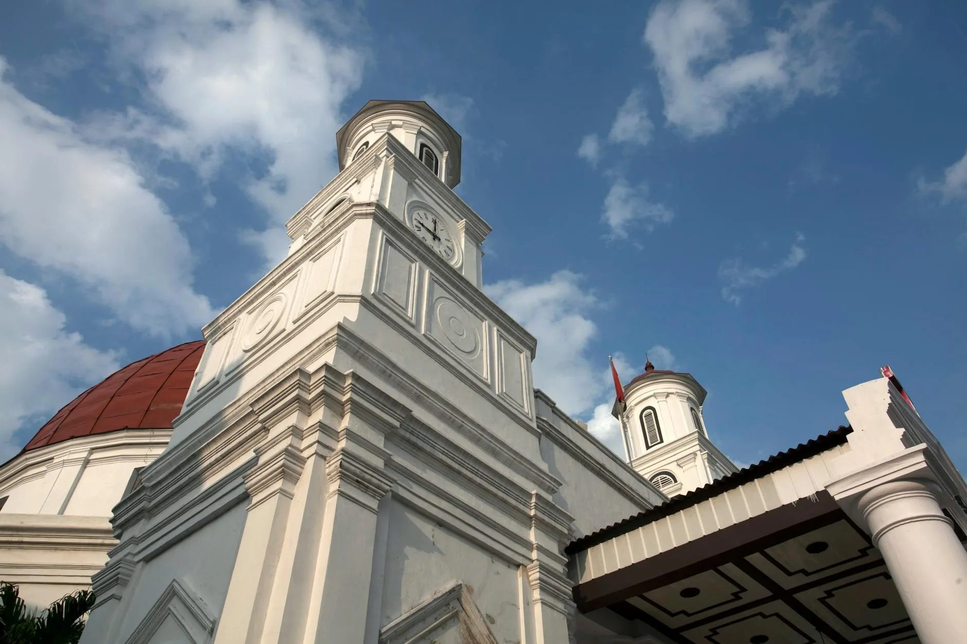 Gereja Katedral Bogor megah dengan arsitektur kolonial, latar indah acara corporate gathering di Bogor.