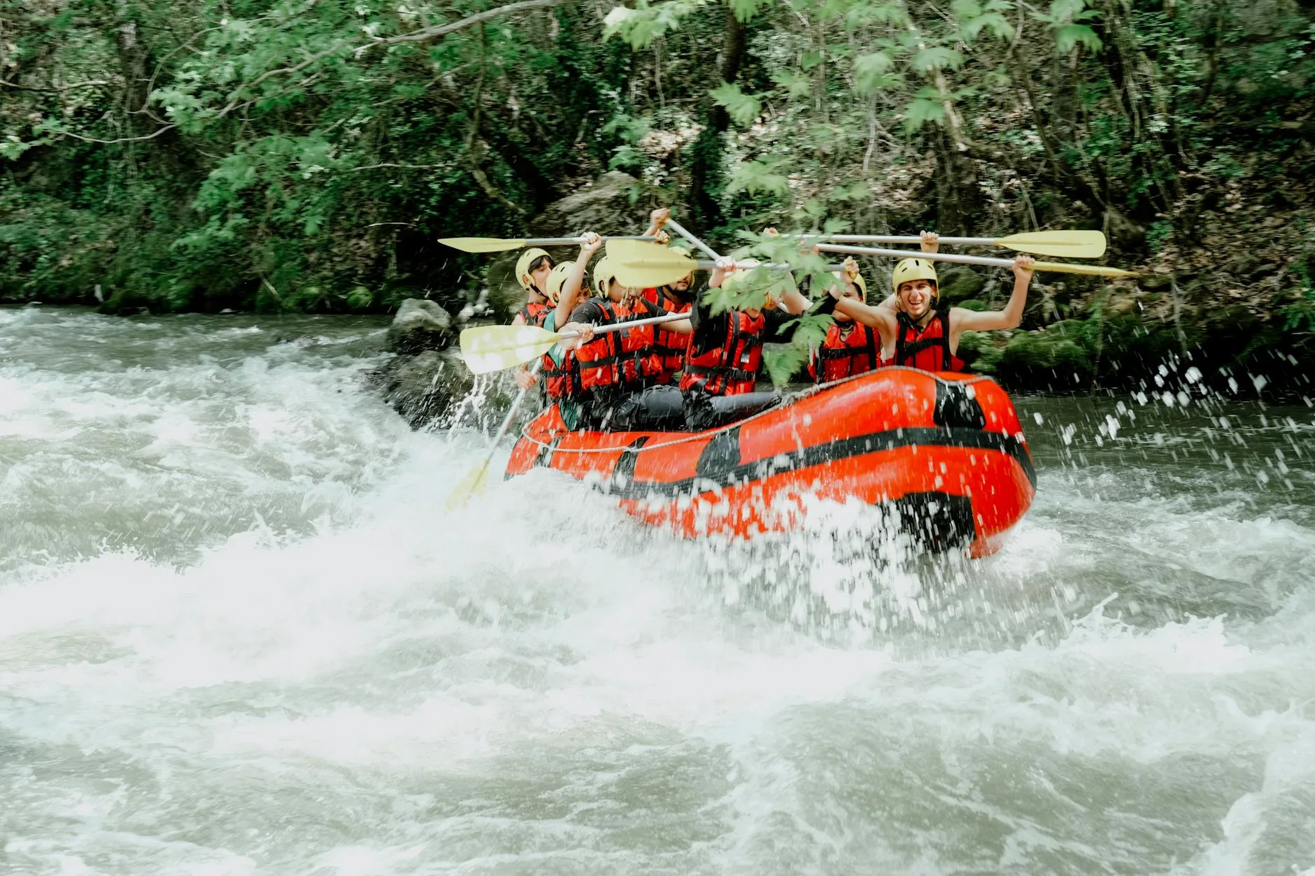Team building seru dengan rafting di Papali, Bogor, hanya 315 ribu rupiah.
