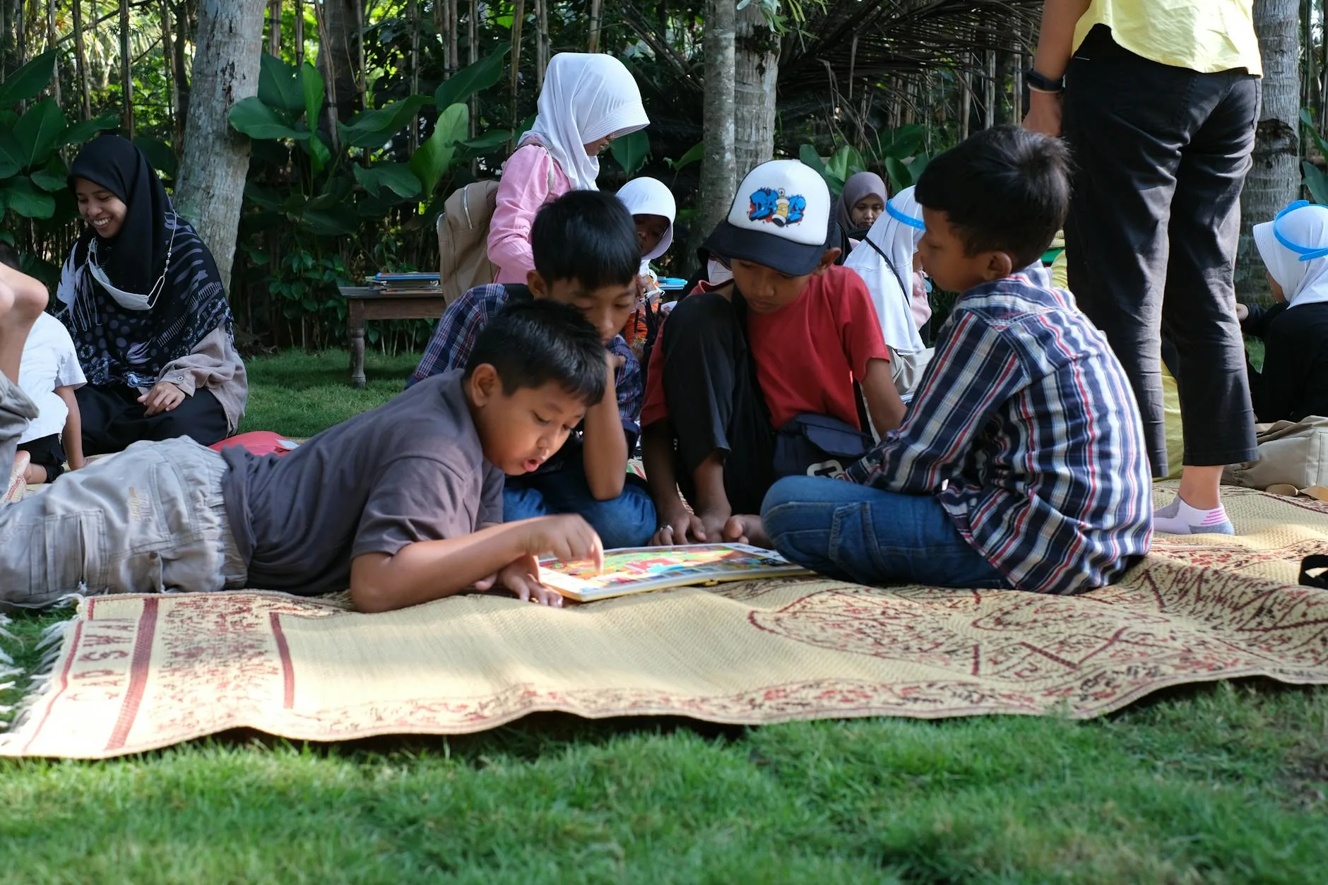 Tim perusahaan beraksi dalam treasure hunt seru di Kebun Raya Bogor, meningkatkan kerja sama dan semangat tim.