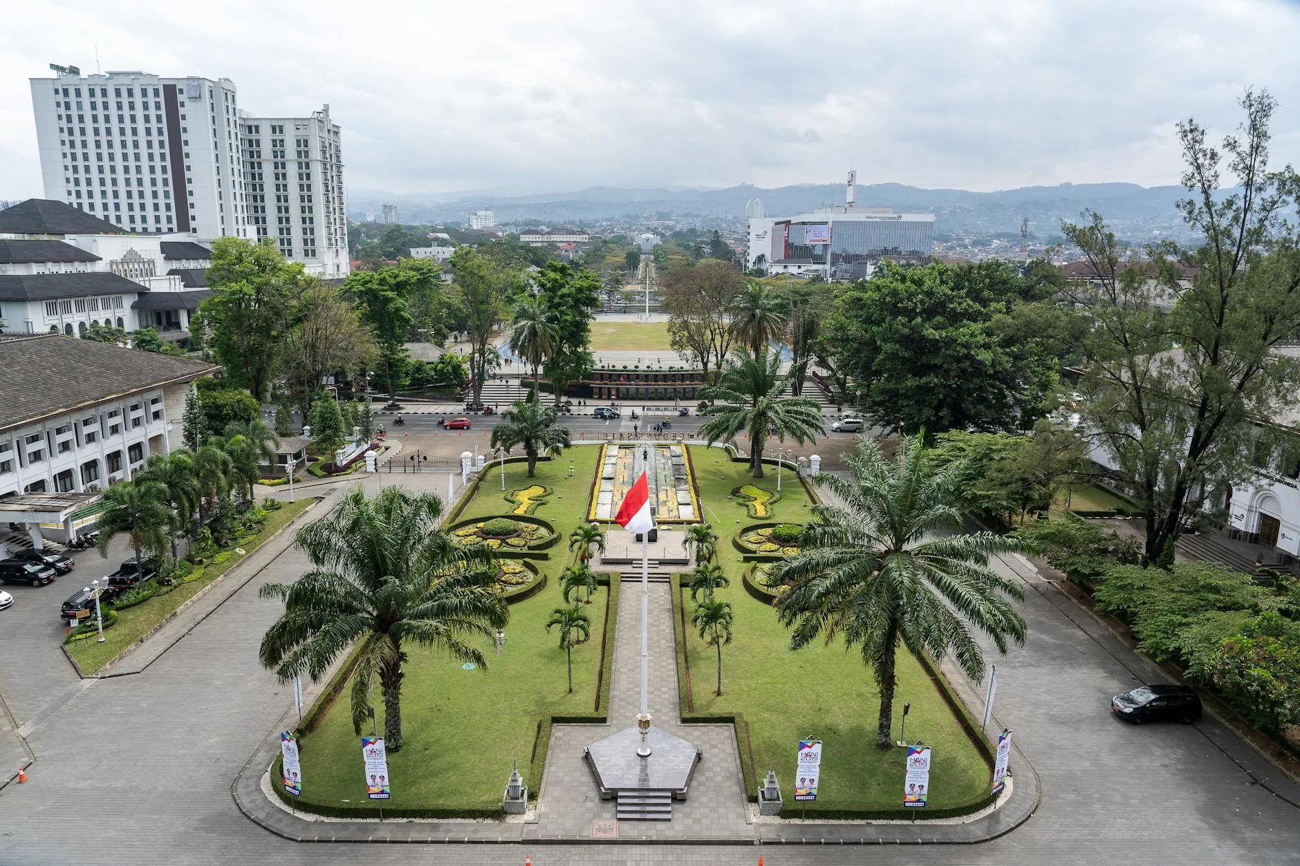Area luar Istana Bogor dengan taman hijau, jalur setapak, ideal untuk kegiatan outbound perusahaan