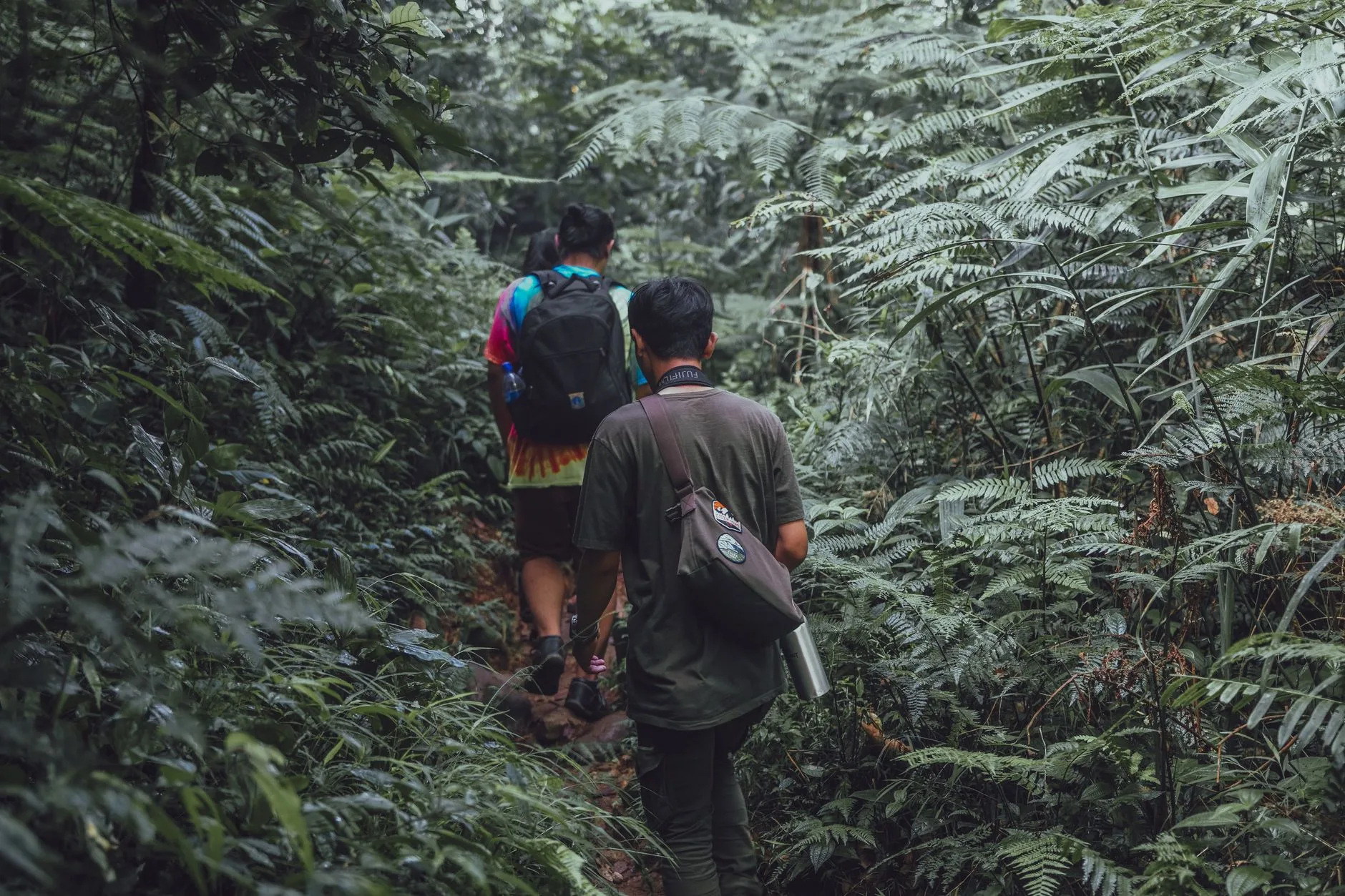 Tim perusahaan menjalani outbound 3 hari 3 malam di Gunung Salak, mengubah konflik menjadi kebersamaan