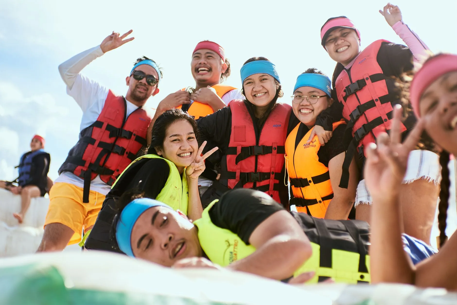 Tim perusahaan menikmati kegiatan fun team building selama 1 hari di Talaga Cikeas, Bogor