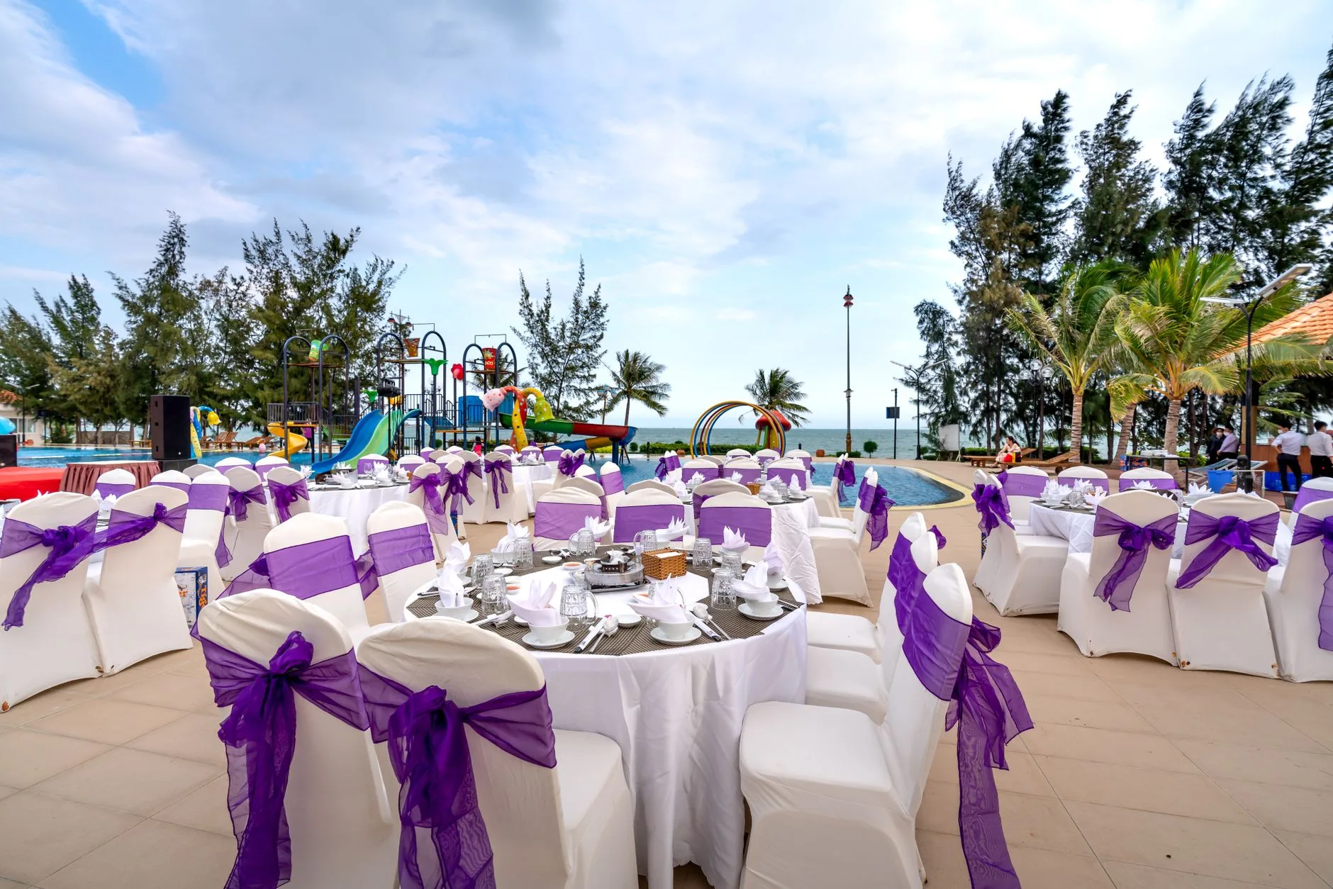 Tim perusahaan menikmati kegiatan corporate gathering di Grand Mulya Resort Bogor, latar hijau dan fasilitas mewah