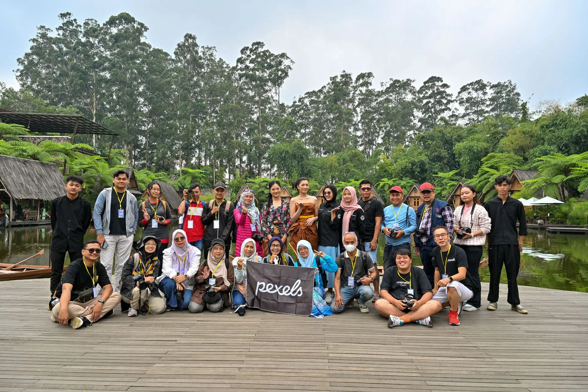 Tim peserta outbound merenung di bawah cahaya bulan, menciptakan refleksi malam yang membangun kebersamaan